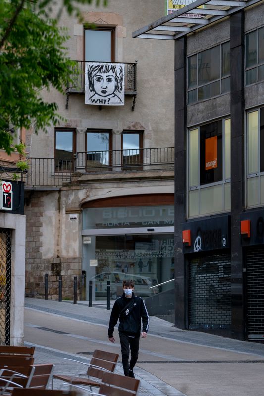 <div class='imageHoverDetail'>
             <p class='imageHoverTitle twoLineBreak'>Un jove baixa pel carrer d’Horta en direcció a la plaça d’Eivissa. Districte ...</p>
             <p class='imageHoverAutor oneLineBreak'>Autor: Laura Guerrero</p>
             <button class='imageHoverBtn'>Mostra els detalls de la imatge <span class='sr-only'>Un jove baixa pel carrer d’Horta en direcció a la plaça d’Eivissa. Districte ...</span></button>
             </div>