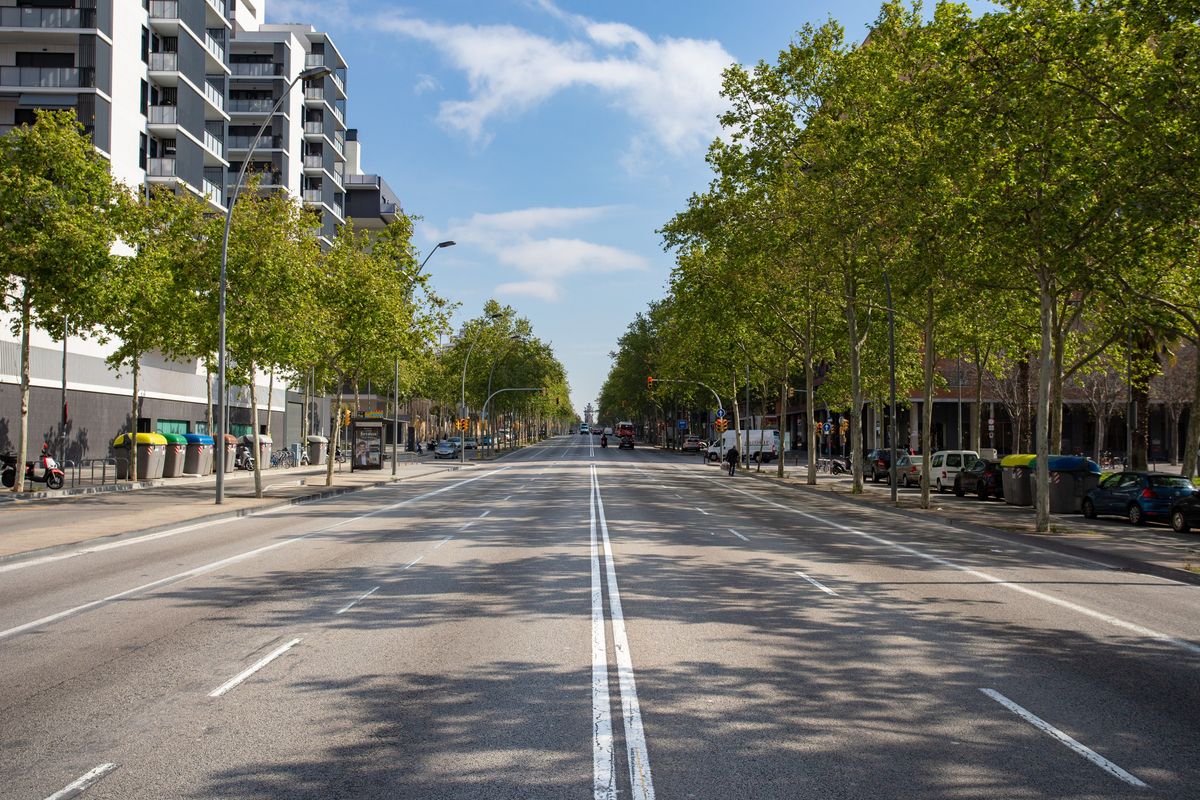 <div class='imageHoverDetail'>
             <p class='imageHoverTitle twoLineBreak'>Gran Via de les Corts Catalanes a l’altura de Magòria amb la plaça d’Espanya ...</p>
             <p class='imageHoverAutor oneLineBreak'>Autor: Marc Lozano</p>
             <button class='imageHoverBtn'>Mostra els detalls de la imatge <span class='sr-only'>Gran Via de les Corts Catalanes a l’altura de Magòria amb la plaça d’Espanya ...</span></button>
             </div>