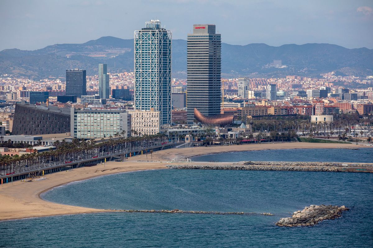<div class='imageHoverDetail'>
             <p class='imageHoverTitle twoLineBreak'>Vistes del litoral barceloní des de l’Hotel W amb la platja de la Barceloneta...</p>
             <p class='imageHoverAutor oneLineBreak'>Autor: Edu Bayer</p>
             <button class='imageHoverBtn'>Mostra els detalls de la imatge <span class='sr-only'>Vistes del litoral barceloní des de l’Hotel W amb la platja de la Barceloneta...</span></button>
             </div>