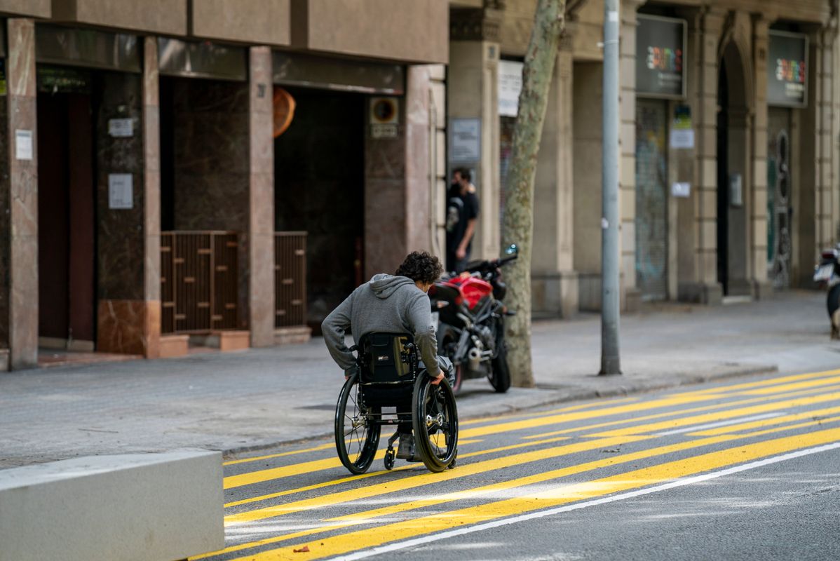 <div class='imageHoverDetail'>
             <p class='imageHoverTitle twoLineBreak'>Un home en cadira de rodes es desplaça per la zona ampliada per a vianants de...</p>
             <p class='imageHoverAutor oneLineBreak'>Autor: Mònica Moreno</p>
             <button class='imageHoverBtn'>Mostra els detalls de la imatge <span class='sr-only'>Un home en cadira de rodes es desplaça per la zona ampliada per a vianants de...</span></button>
             </div>