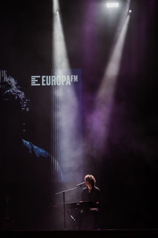 <div class='imageHoverDetail'>
             <p class='imageHoverTitle twoLineBreak'>Concert de Roger Padrós a l'Escenari Europa FM a les festes de la Mercè</p>
             <p class='imageHoverAutor oneLineBreak'>Autor: Rafael Rubiales</p>
             <button class='imageHoverBtn'>Mostra els detalls de la imatge <span class='sr-only'>Concert de Roger Padrós a l'Escenari Europa FM a les festes de la Mercè</span></button>
             </div>