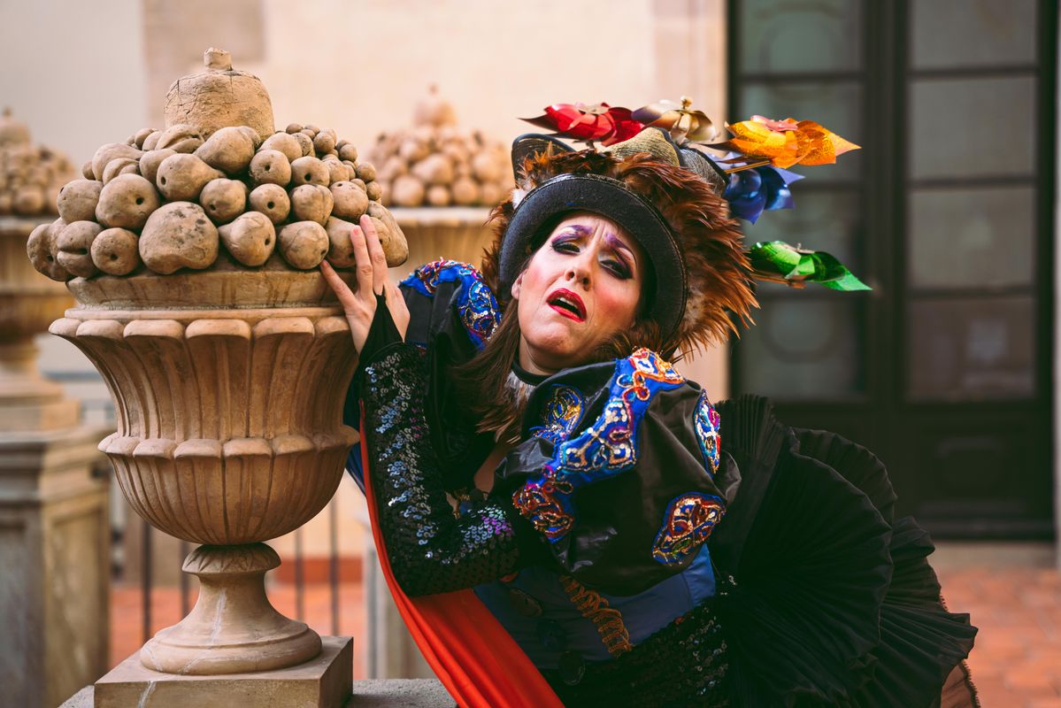 <div class='imageHoverDetail'>
             <p class='imageHoverTitle twoLineBreak'>La reina Belluga al pati de la Virreina</p>
             <p class='imageHoverAutor oneLineBreak'>Autor: Marc Grifo</p>
             <button class='imageHoverBtn'>Mostra els detalls de la imatge <span class='sr-only'>La reina Belluga al pati de la Virreina</span></button>
             </div>