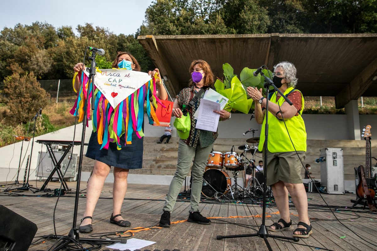 <div class='imageHoverDetail'>
             <p class='imageHoverTitle twoLineBreak'>Pregó de la Festa Major de Ciutat Meridiana a càrrec de la Cèlia Vázquez i Ar...</p>
             <p class='imageHoverAutor oneLineBreak'>Autor: Edu Bayer</p>
             <button class='imageHoverBtn'>Mostra els detalls de la imatge <span class='sr-only'>Pregó de la Festa Major de Ciutat Meridiana a càrrec de la Cèlia Vázquez i Ar...</span></button>
             </div>