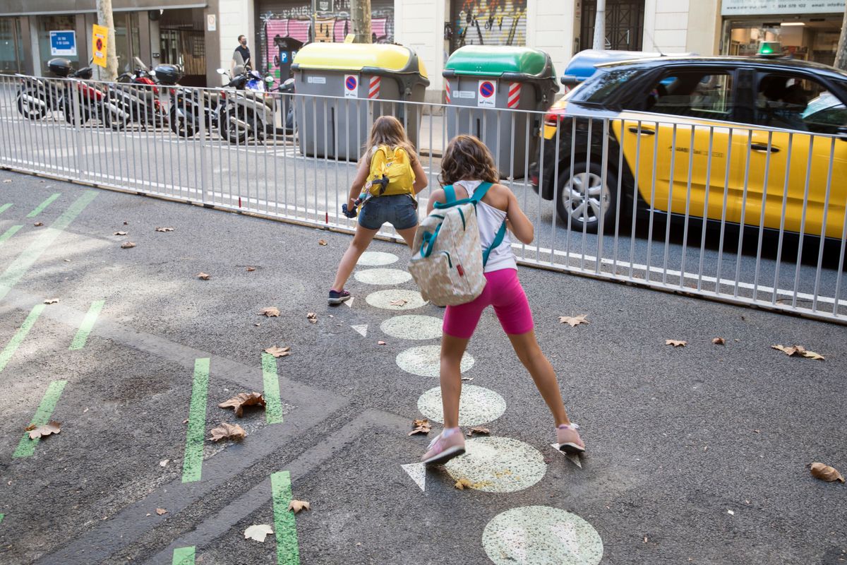 
             Nenes jugant dins de la zona pacificada davant de l’Escola l’Univers
             Autor: Òscar Giralt
             Mostra els detalls de la imatge Nenes jugant dins de la zona pacificada davant de l’Escola l’Univers
             