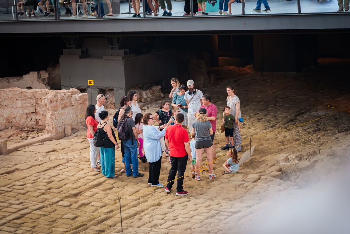 <div class='imageHoverDetail'>
             <p class='imageHoverTitle twoLineBreak'>Grup de persones fent la visita exprés al jaciment d’El Born</p>
             <p class='imageHoverAutor oneLineBreak'></p>
             <button class='imageHoverBtn'>Mostra els detalls de la imatge <span class='sr-only'>Grup de persones fent la visita exprés al jaciment d’El Born</span></button>
             </div>