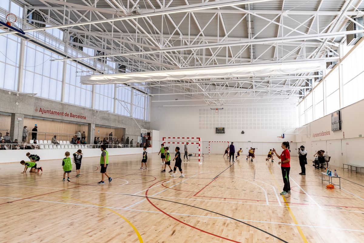 <div class='imageHoverDetail'>
             <p class='imageHoverTitle twoLineBreak'>Infants jugant a handbol a la pista interior del Poliesportiu La Sagi durant ...</p>
             <p class='imageHoverAutor oneLineBreak'>Autor: Edu Bayer</p>
             <button class='imageHoverBtn'>Mostra els detalls de la imatge <span class='sr-only'>Infants jugant a handbol a la pista interior del Poliesportiu La Sagi durant ...</span></button>
             </div>