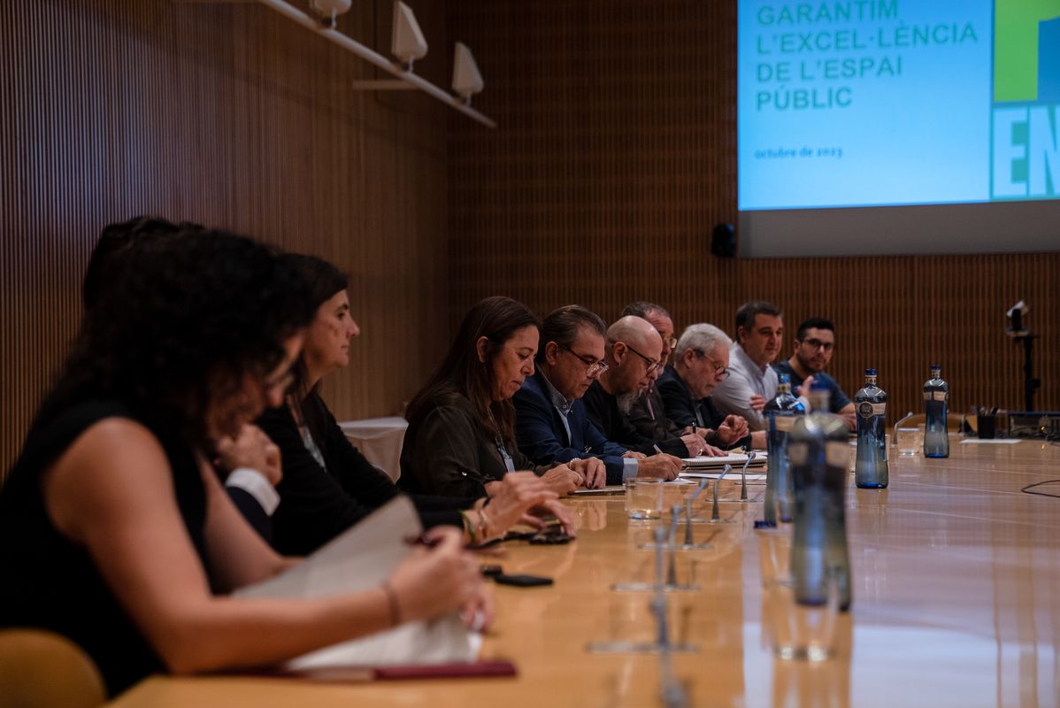 
             Vista general de la reunió d’entitats pel Pla Endreça a la Sala de Govern.
             Autor: Martí Petit
             Mostra els detalls de la imatge Vista general de la reunió d’entitats pel Pla Endreça a la Sala de Govern.
             