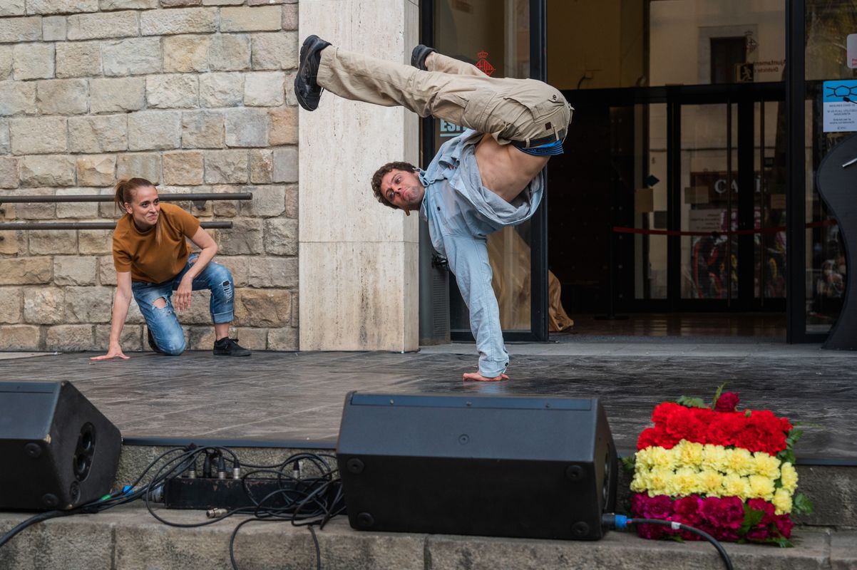 <div class='imageHoverDetail'>
             <p class='imageHoverTitle twoLineBreak'>Moment de l’actuació d’un duet de Brodas Bros durant l’acte de commemoratiu d...</p>
             <p class='imageHoverAutor oneLineBreak'>Autor: Pep Herrero</p>
             <button class='imageHoverBtn'>Mostra els detalls de la imatge <span class='sr-only'>Moment de l’actuació d’un duet de Brodas Bros durant l’acte de commemoratiu d...</span></button>
             </div>