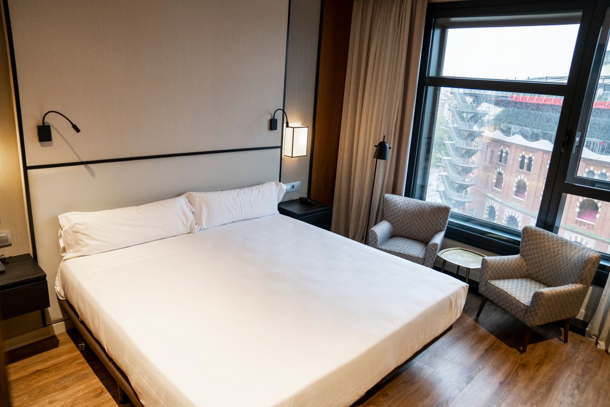 <div class='imageHoverDetail'>
             <p class='imageHoverTitle twoLineBreak'>Habitació de l’Hotel Catalonia Plaza destinada a pacients lleus de coronaviru...</p>
             <p class='imageHoverAutor oneLineBreak'>Autor: Isaac Planella</p>
             <button class='imageHoverBtn'>Mostra els detalls de la imatge <span class='sr-only'>Habitació de l’Hotel Catalonia Plaza destinada a pacients lleus de coronaviru...</span></button>
             </div>