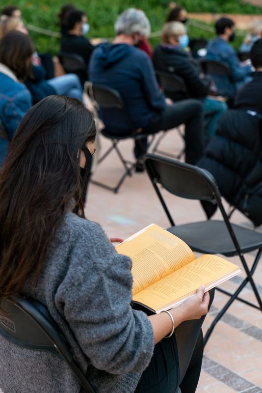 <div class='imageHoverDetail'>
             <p class='imageHoverTitle twoLineBreak'>Una dona del públic assistent a la taula rodona "Contra l'eclipsi de la frate...</p>
             <p class='imageHoverAutor oneLineBreak'>Autor: Mariona Gil</p>
             <button class='imageHoverBtn'>Mostra els detalls de la imatge <span class='sr-only'>Una dona del públic assistent a la taula rodona "Contra l'eclipsi de la frate...</span></button>
             </div>