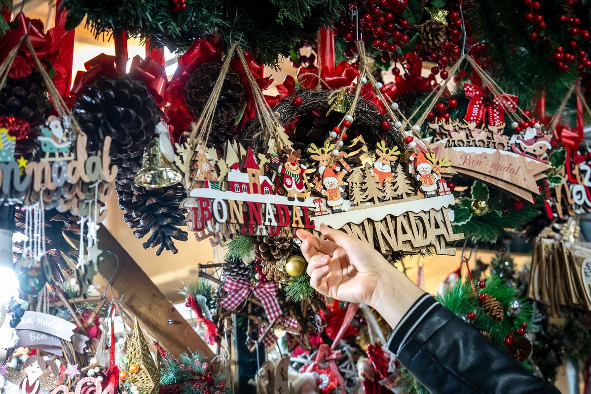 <div class='imageHoverDetail'>
             <p class='imageHoverTitle twoLineBreak'>Una mano eligiendo un rótulo navideño en la Feria de Santa Llúcia</p>
             <p class='imageHoverAutor oneLineBreak'>Autor: Júlia Arnau</p>
             <button class='imageHoverBtn'>Ver los detalles de la imagen <span class='sr-only'>Una mano eligiendo un rótulo navideño en la Feria de Santa Llúcia</span></button>
             </div>