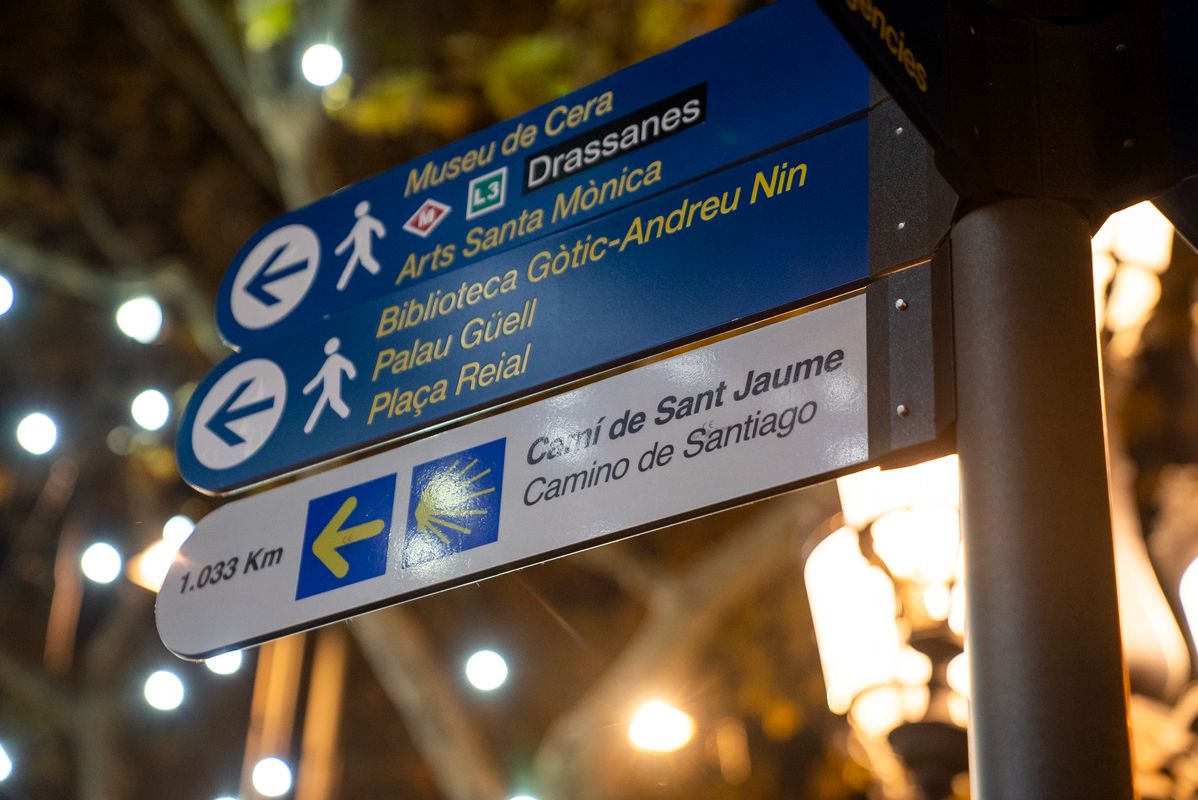 
             Pal de senyalització del camí de Sant Jaume en un pal indicador a la Rambla
             Autor: Àlex Losada
             Mostra els detalls de la imatge Pal de senyalització del camí de Sant Jaume en un pal indicador a la Rambla
             