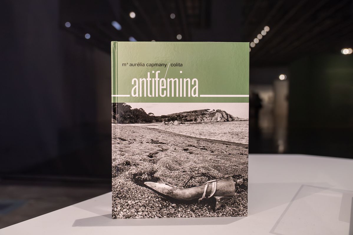 <div class='imageHoverDetail'>
             <p class='imageHoverTitle twoLineBreak'>Llibre ‘Antifémina’ el dia de la seva presentació</p>
             <p class='imageHoverAutor oneLineBreak'>Autor: Júlia Arnau</p>
             <button class='imageHoverBtn'>Mostra els detalls de la imatge <span class='sr-only'>Llibre ‘Antifémina’ el dia de la seva presentació</span></button>
             </div>