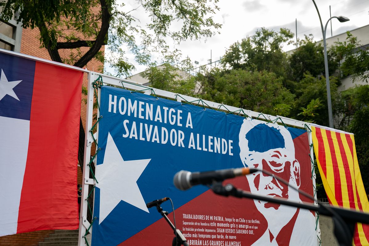 <div class='imageHoverDetail'>
             <p class='imageHoverTitle twoLineBreak'>Cartell amb la imatge de Salvador Allende que anuncia l'acte d'homenatge a Sa...</p>
             <p class='imageHoverAutor oneLineBreak'>Autor: Àlex Losada</p>
             <button class='imageHoverBtn'>Mostra els detalls de la imatge <span class='sr-only'>Cartell amb la imatge de Salvador Allende que anuncia l'acte d'homenatge a Sa...</span></button>
             </div>