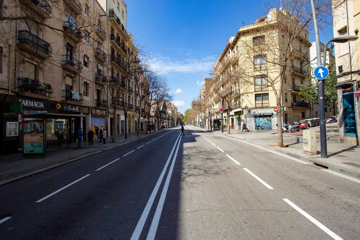 <div class='imageHoverDetail'>
             <p class='imageHoverTitle twoLineBreak'>Carrer de la Creu Coberta prop del Mercat d’Hostafrancs amb gent fent cua dav...</p>
             <p class='imageHoverAutor oneLineBreak'>Autor: Marc Lozano</p>
             <button class='imageHoverBtn'>Mostra els detalls de la imatge <span class='sr-only'>Carrer de la Creu Coberta prop del Mercat d’Hostafrancs amb gent fent cua dav...</span></button>
             </div>