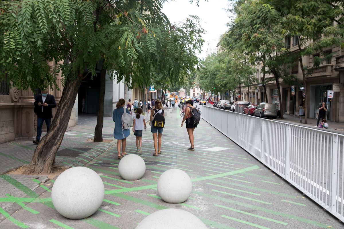 <div class='imageHoverDetail'>
             <p class='imageHoverTitle twoLineBreak'>Esferes i semiesferes de formigó a la zona pacificada de l’Escola Pia Balmes,...</p>
             <p class='imageHoverAutor oneLineBreak'>Autor: Òscar Giralt</p>
             <button class='imageHoverBtn'>Mostra els detalls de la imatge <span class='sr-only'>Esferes i semiesferes de formigó a la zona pacificada de l’Escola Pia Balmes,...</span></button>
             </div>