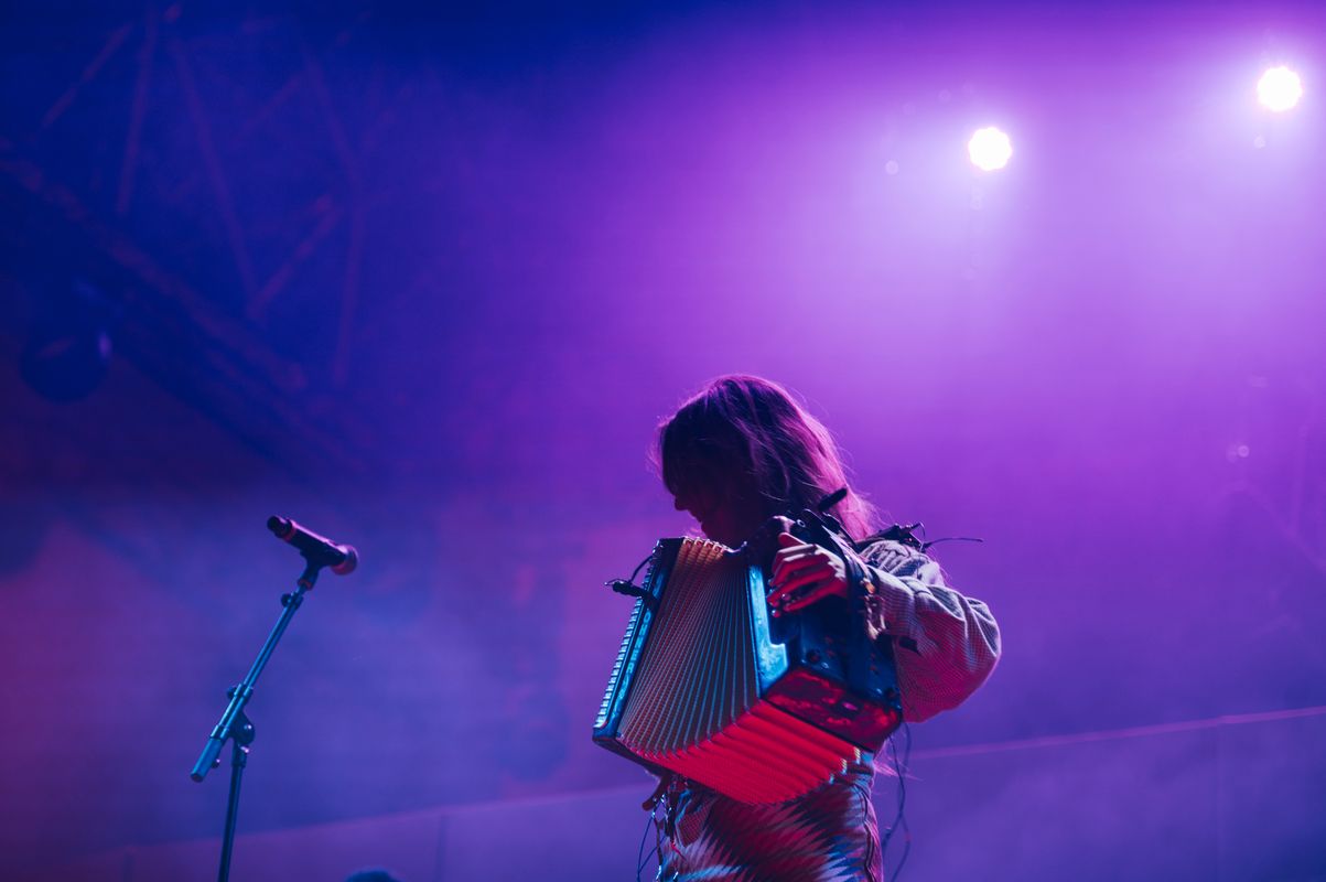 <div class='imageHoverDetail'>
             <p class='imageHoverTitle twoLineBreak'>Actuació d’Alidé Sans en el marc del Barcelona Festival de Nadal</p>
             <p class='imageHoverAutor oneLineBreak'>Autor: Alice Brazzit</p>
             <button class='imageHoverBtn'>Mostra els detalls de la imatge <span class='sr-only'>Actuació d’Alidé Sans en el marc del Barcelona Festival de Nadal</span></button>
             </div>