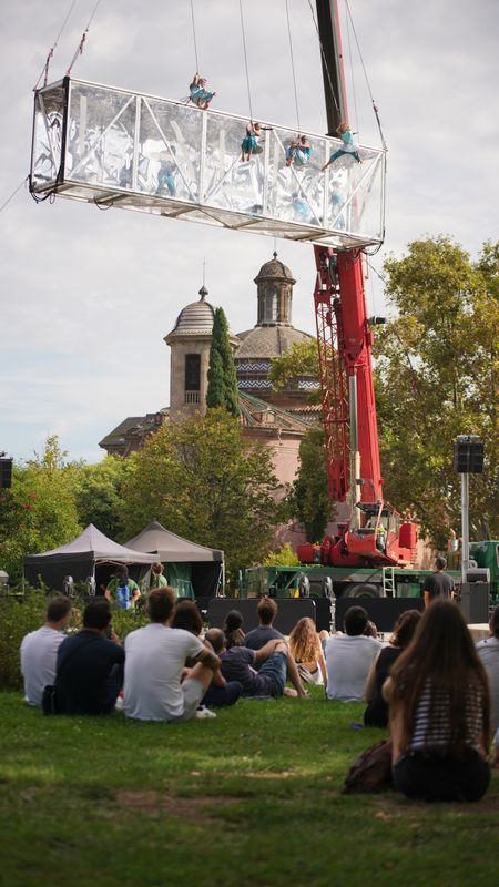<div class='imageHoverDetail'>
             <p class='imageHoverTitle twoLineBreak'>Espectacle de dansa aèria  "Sacude: Eufòria" que forma part de la "Bona Mirad...</p>
             <p class='imageHoverAutor oneLineBreak'>Autor: Marc Grifo</p>
             <button class='imageHoverBtn'>Mostra els detalls de la imatge <span class='sr-only'>Espectacle de dansa aèria  "Sacude: Eufòria" que forma part de la "Bona Mirad...</span></button>
             </div>