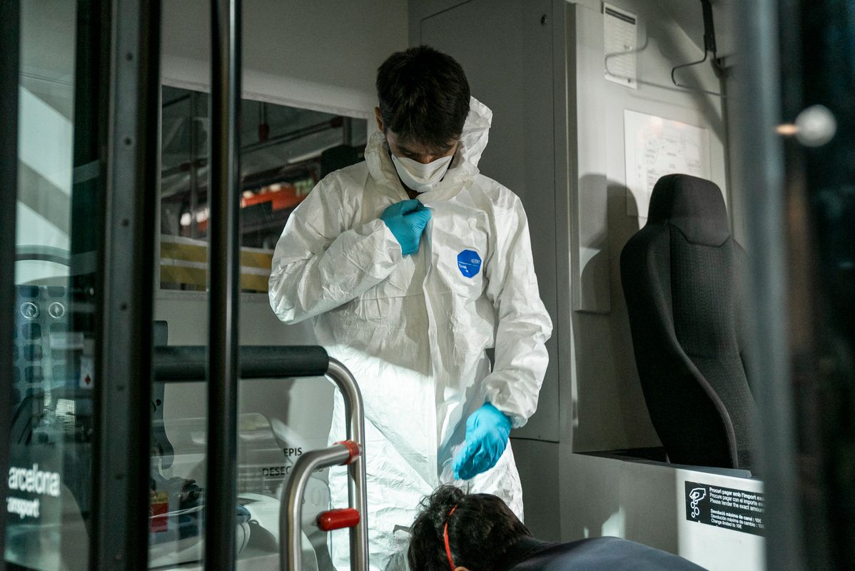 <div class='imageHoverDetail'>
             <p class='imageHoverTitle twoLineBreak'>Un dels bombers ajuda a posar bé una de les granotes d’un dels voluntaris de ...</p>
             <p class='imageHoverAutor oneLineBreak'>Autor: Clara Soler Chopo</p>
             <button class='imageHoverBtn'>Mostra els detalls de la imatge <span class='sr-only'>Un dels bombers ajuda a posar bé una de les granotes d’un dels voluntaris de ...</span></button>
             </div>