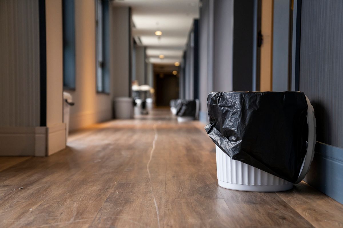 <div class='imageHoverDetail'>
             <p class='imageHoverTitle twoLineBreak'>Hotel Catalonia Plaza. Passadís de les habitacions amb cubells de les escombr...</p>
             <p class='imageHoverAutor oneLineBreak'>Autor: Isaac Planella</p>
             <button class='imageHoverBtn'>Mostra els detalls de la imatge <span class='sr-only'>Hotel Catalonia Plaza. Passadís de les habitacions amb cubells de les escombr...</span></button>
             </div>