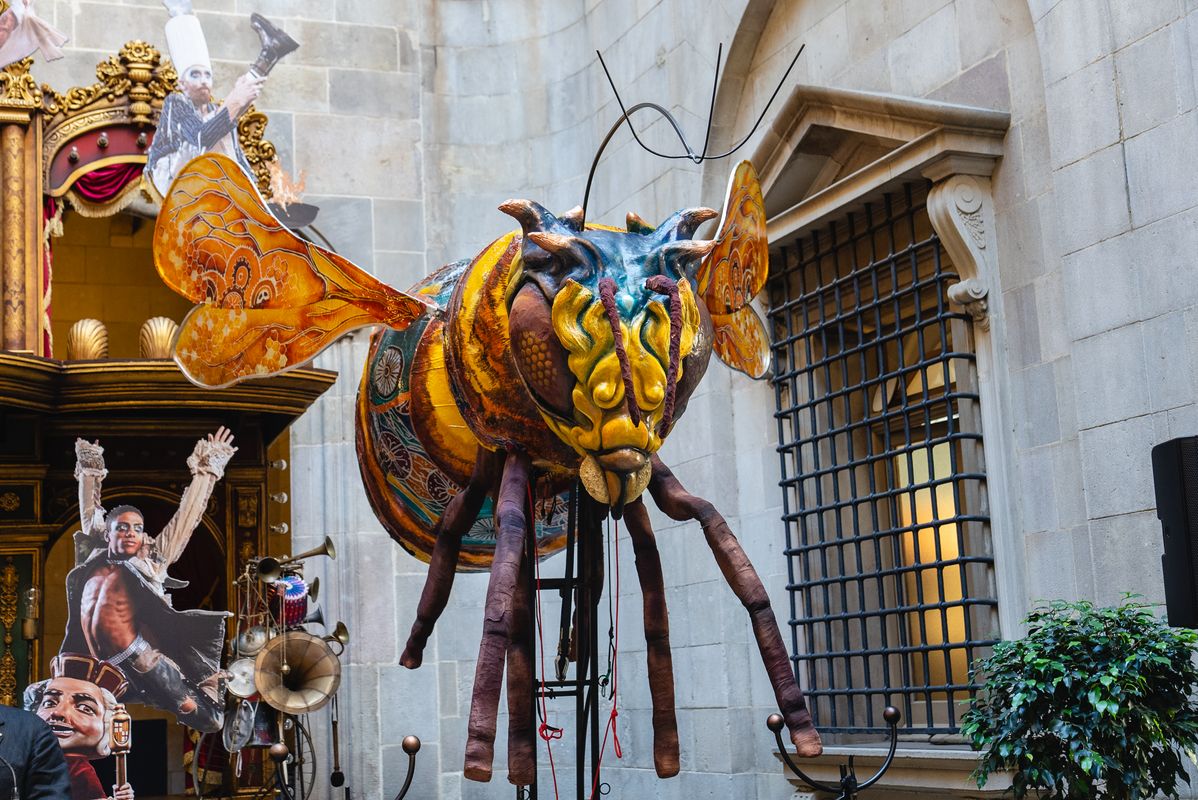 <div class='imageHoverDetail'>
             <p class='imageHoverTitle twoLineBreak'>Presentación de la Beast Bee, símbolo de la ciudad de Mánchester</p>
             <p class='imageHoverAutor oneLineBreak'>Autor: Júlia Arnau</p>
             <button class='imageHoverBtn'>Ver los detalles de la imagen <span class='sr-only'>Presentación de la Beast Bee, símbolo de la ciudad de Mánchester</span></button>
             </div>