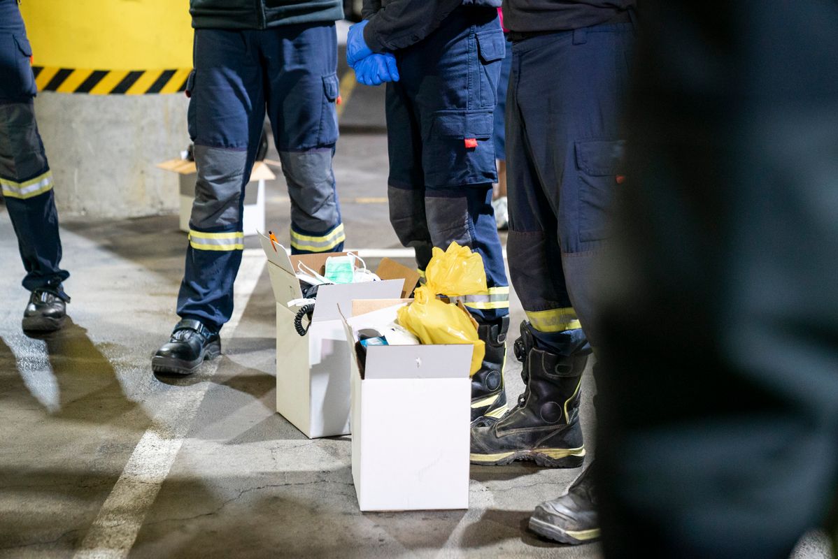 <div class='imageHoverDetail'>
             <p class='imageHoverTitle twoLineBreak'>Voluntaris TMB. Bombers amb caixes de material</p>
             <p class='imageHoverAutor oneLineBreak'>Autor: Clara Soler Chopo</p>
             <button class='imageHoverBtn'>Mostra els detalls de la imatge <span class='sr-only'>Voluntaris TMB. Bombers amb caixes de material</span></button>
             </div>