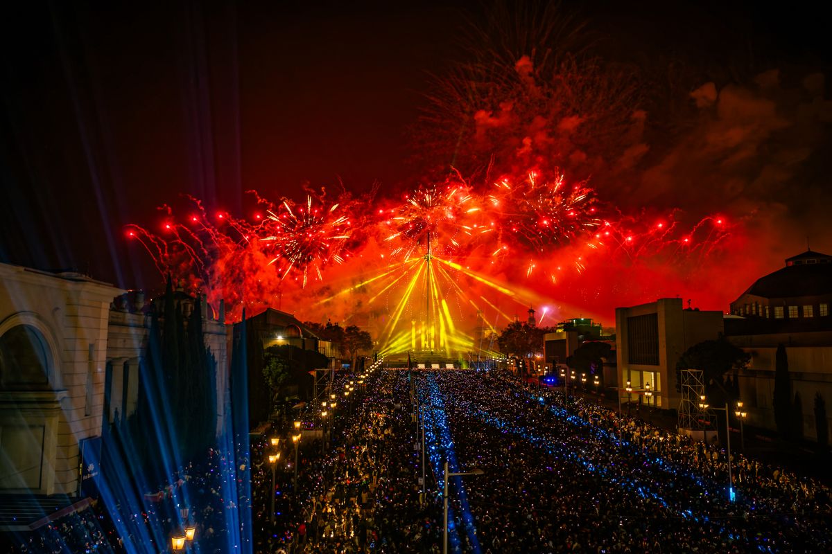 <div class='imageHoverDetail'>
             <p class='imageHoverTitle twoLineBreak'>Espectáculo de fuegos artificiales en la Fuente Mágica de Montjuïc con tonos ...</p>
             <p class='imageHoverAutor oneLineBreak'>Autor: Eduard Pedrocchi</p>
             <button class='imageHoverBtn'>Ver los detalles de la imagen <span class='sr-only'>Espectáculo de fuegos artificiales en la Fuente Mágica de Montjuïc con tonos ...</span></button>
             </div>