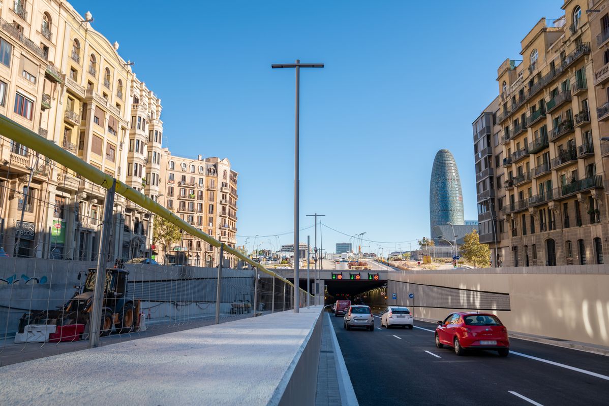 <div class='imageHoverDetail'>
             <p class='imageHoverTitle twoLineBreak'>Cotxes entrant al túnel de soterrament de la Gran Via de les Corts Catalanes ...</p>
             <p class='imageHoverAutor oneLineBreak'>Autor: Mariona Gil</p>
             <button class='imageHoverBtn'>Mostra els detalls de la imatge <span class='sr-only'>Cotxes entrant al túnel de soterrament de la Gran Via de les Corts Catalanes ...</span></button>
             </div>