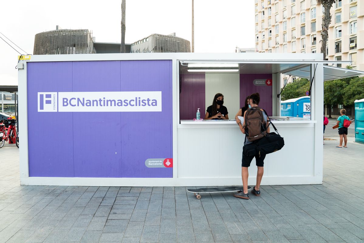 
             Un hombre dirigiéndose al estand de BCN Antimachista en el paseo Marítim para...
             Autor: Paula Jaume
             Ver los detalles de la imagen Un hombre dirigiéndose al estand de BCN Antimachista en el paseo Marítim para...
             