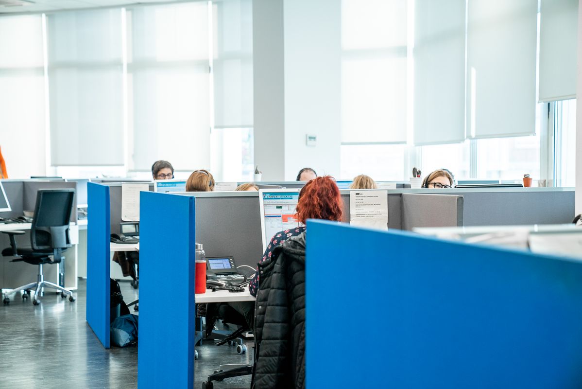 <div class='imageHoverDetail'>
             <p class='imageHoverTitle twoLineBreak'>Una de les sales on els operadors i operadores atenen les peticions de teleas...</p>
             <p class='imageHoverAutor oneLineBreak'>Autor: Martí Petit</p>
             <button class='imageHoverBtn'>Mostra els detalls de la imatge <span class='sr-only'>Una de les sales on els operadors i operadores atenen les peticions de teleas...</span></button>
             </div>