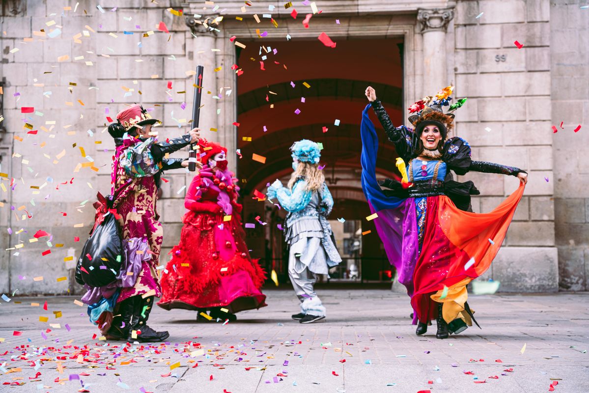 <div class='imageHoverDetail'>
             <p class='imageHoverTitle twoLineBreak'>Ball del rei Carnestoltes, la reina Belluga i el seu seguici davant de la por...</p>
             <p class='imageHoverAutor oneLineBreak'>Autor: Marc Grifo</p>
             <button class='imageHoverBtn'>Mostra els detalls de la imatge <span class='sr-only'>Ball del rei Carnestoltes, la reina Belluga i el seu seguici davant de la por...</span></button>
             </div>