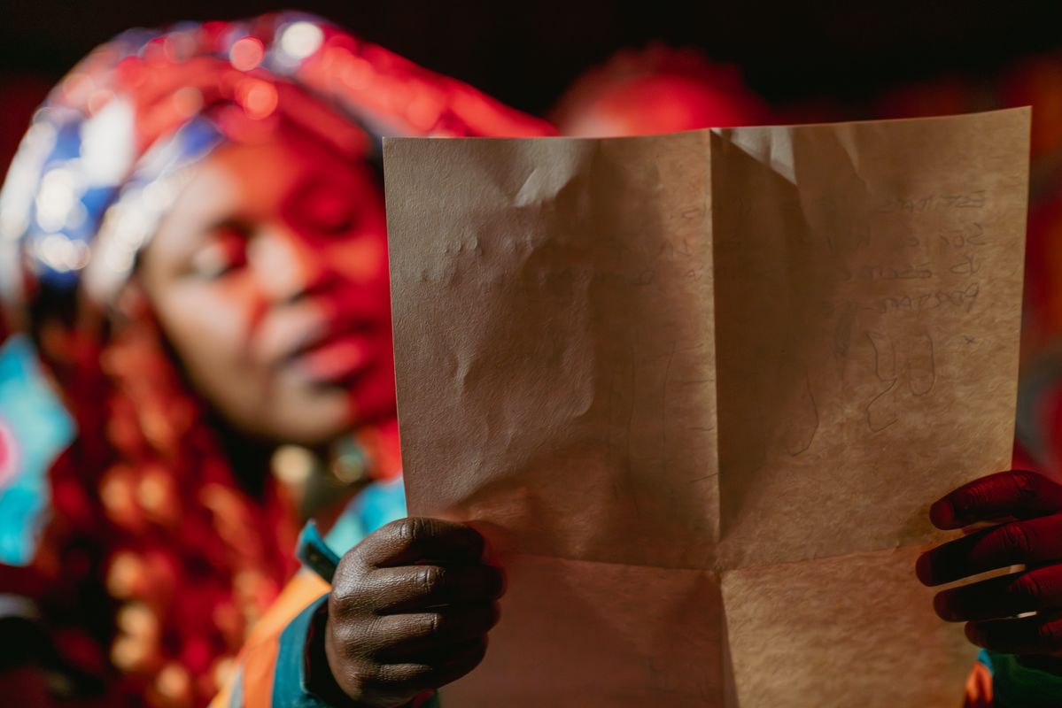 <div class='imageHoverDetail'>
             <p class='imageHoverTitle twoLineBreak'>Paje real leyendo una carta para los Reyes Magos</p>
             <p class='imageHoverAutor oneLineBreak'>Autor: Isaac Carbonell</p>
             <button class='imageHoverBtn'>Ver los detalles de la imagen <span class='sr-only'>Paje real leyendo una carta para los Reyes Magos</span></button>
             </div>