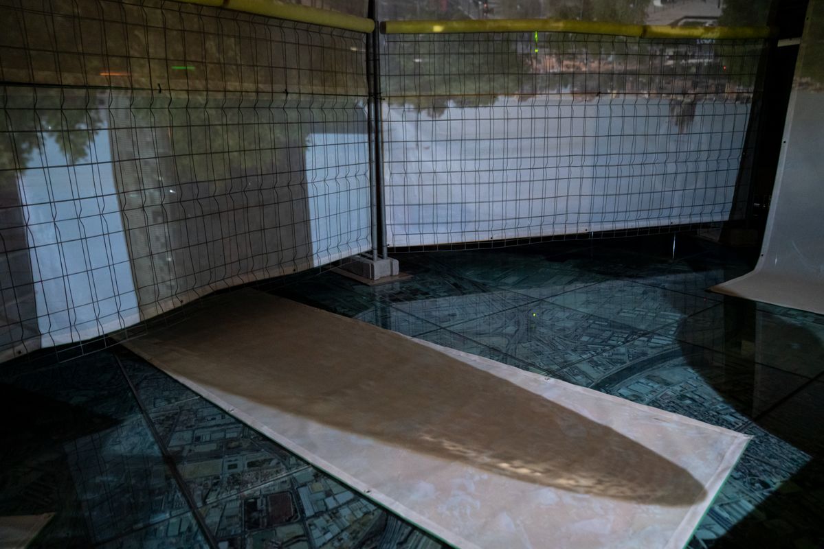 <div class='imageHoverDetail'>
             <p class='imageHoverTitle twoLineBreak'>Imatge invertida de la Torre Glòries i la zona Glòries a causa d'una càmera e...</p>
             <p class='imageHoverAutor oneLineBreak'>Autor: Mariona Gil</p>
             <button class='imageHoverBtn'>Mostra els detalls de la imatge <span class='sr-only'>Imatge invertida de la Torre Glòries i la zona Glòries a causa d'una càmera e...</span></button>
             </div>