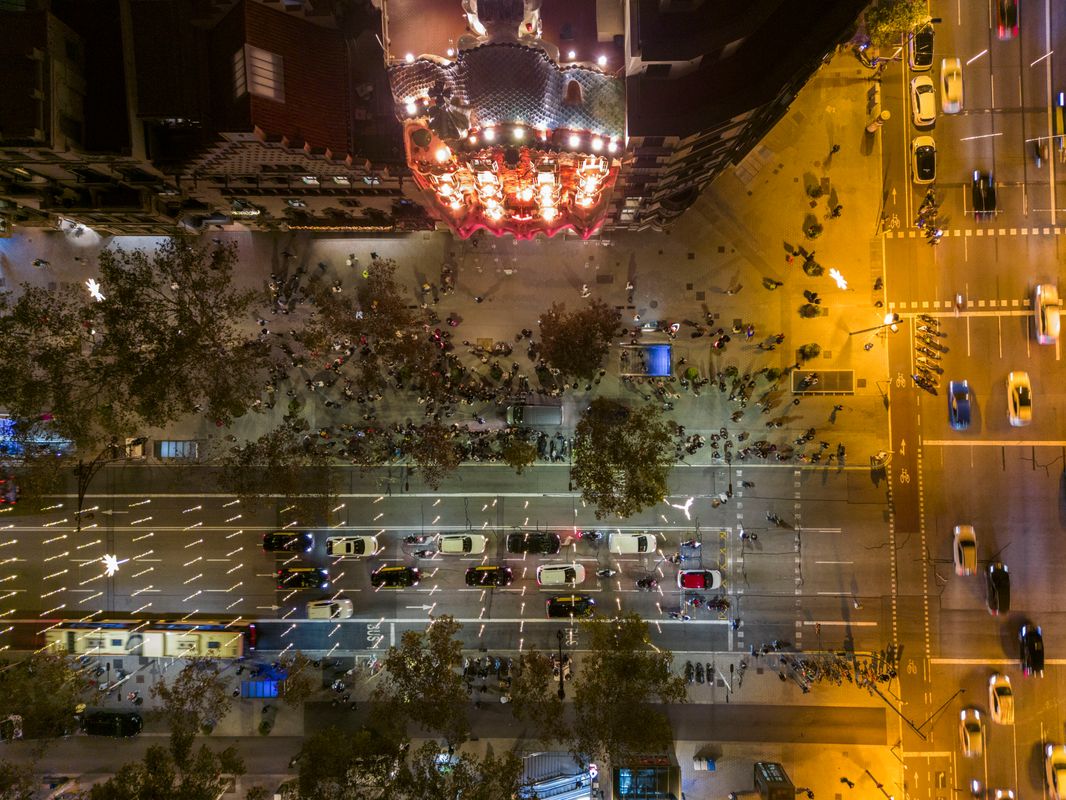 <div class='imageHoverDetail'>
             <p class='imageHoverTitle twoLineBreak'>Vista aèria zenital sobre la cruïlla entre el passeig de Gràcia i el carrer d...</p>
             <p class='imageHoverAutor oneLineBreak'>Autor: Paula Jaume</p>
             <button class='imageHoverBtn'>Mostra els detalls de la imatge <span class='sr-only'>Vista aèria zenital sobre la cruïlla entre el passeig de Gràcia i el carrer d...</span></button>
             </div>