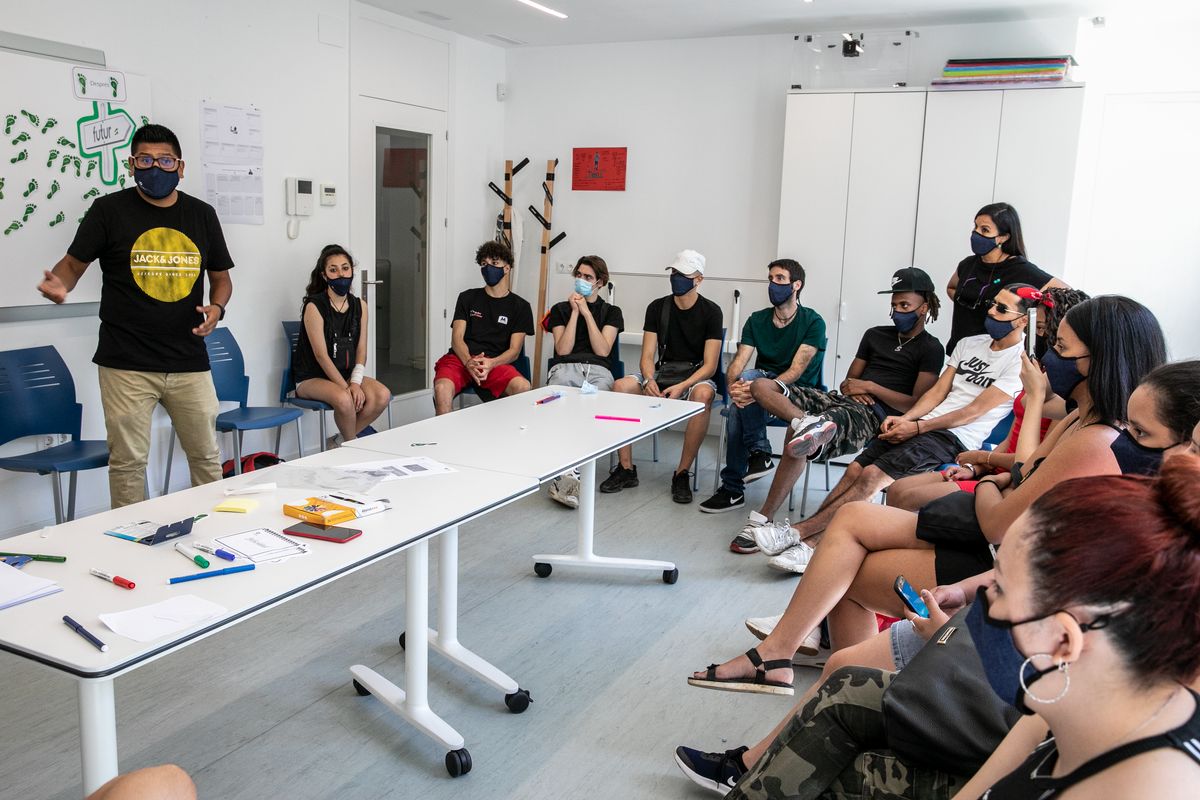 <div class='imageHoverDetail'>
             <p class='imageHoverTitle twoLineBreak'>Un professor de l’Escola Municipal de Segones Oportunitats explica als alumne...</p>
             <p class='imageHoverAutor oneLineBreak'>Autor: Edu Bayer</p>
             <button class='imageHoverBtn'>Mostra els detalls de la imatge <span class='sr-only'>Un professor de l’Escola Municipal de Segones Oportunitats explica als alumne...</span></button>
             </div>