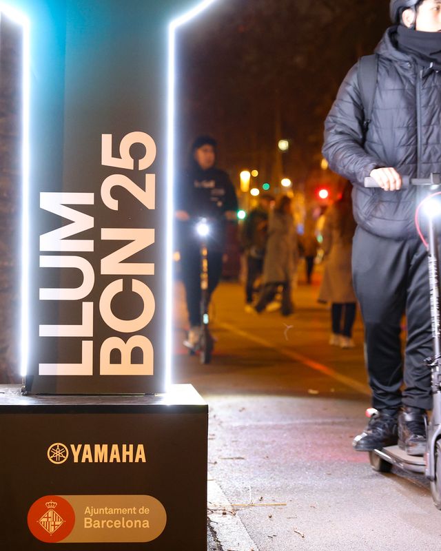 <div class='imageHoverDetail'>
             <p class='imageHoverTitle twoLineBreak'>Rètol lluminós del Festival Llum BCN 2025.</p>
             <p class='imageHoverAutor oneLineBreak'>Autor: Christian Bertrand</p>
             <button class='imageHoverBtn'>Mostra els detalls de la imatge <span class='sr-only'>Rètol lluminós del Festival Llum BCN 2025.</span></button>
             </div>