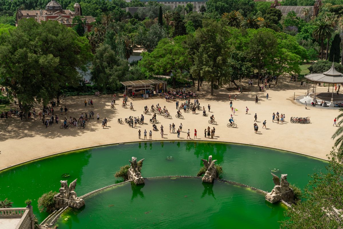 <div class='imageHoverDetail'>
             <p class='imageHoverTitle twoLineBreak'>Vista aérea de la fuente de la cascada monumental del parque de la Ciutadella.</p>
             <p class='imageHoverAutor oneLineBreak'>Autor: Lucas Amillano</p>
             <button class='imageHoverBtn'>Ver los detalles de la imagen <span class='sr-only'>Vista aérea de la fuente de la cascada monumental del parque de la Ciutadella.</span></button>
             </div>