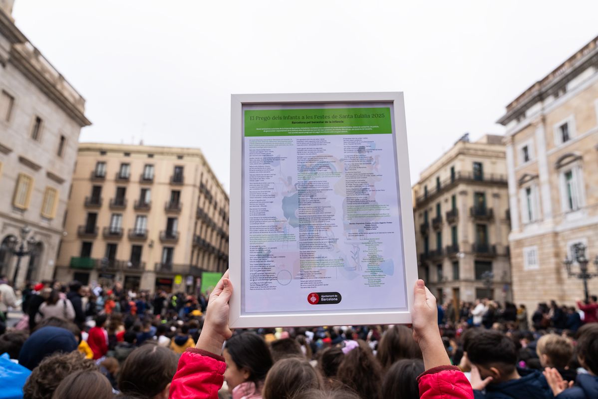 
             Unes mans entre els assistents sostenen el Pregó dels Infants a les Festes de...
             Autor: Lucas Amillano
             Mostra els detalls de la imatge Unes mans entre els assistents sostenen el Pregó dels Infants a les Festes de...
             