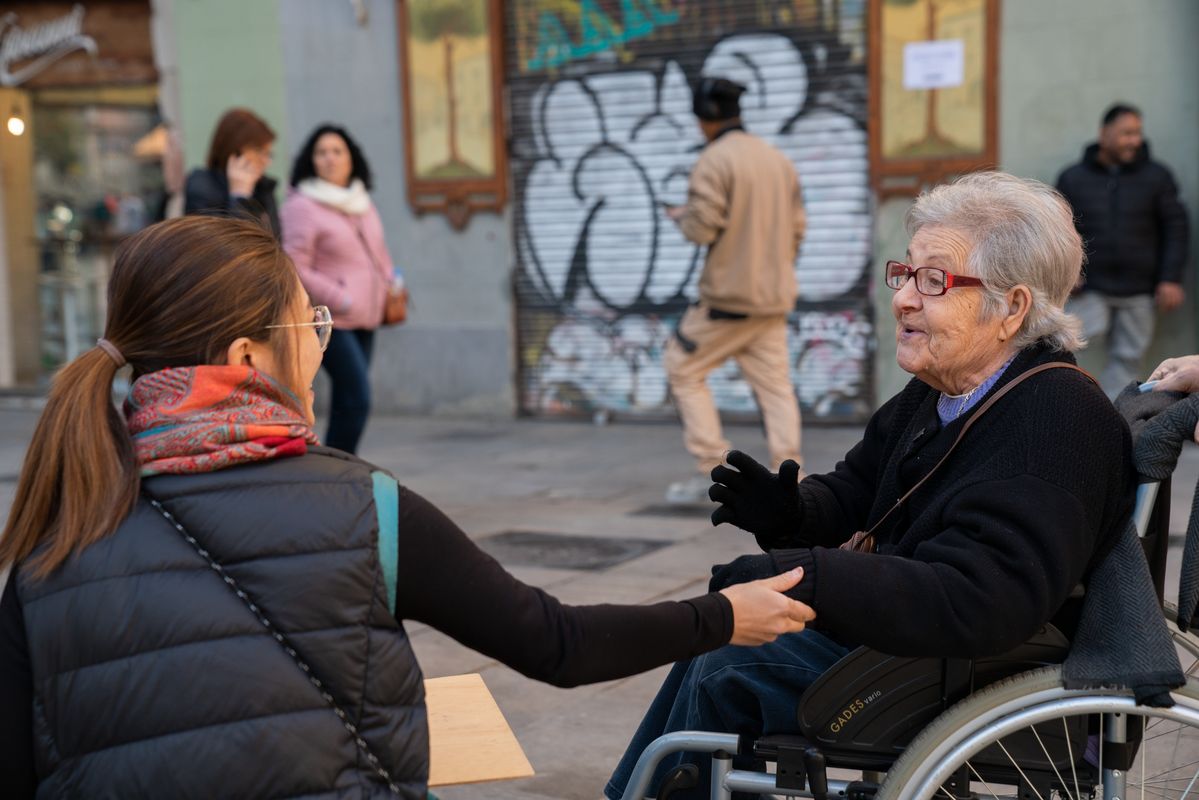 
             La Carmen conversa amb una veïna de la ciutat, mentre passeja amb en Rafa, du...
             Autor: Martí Petit
             Mostra els detalls de la imatge La Carmen conversa amb una veïna de la ciutat, mentre passeja amb en Rafa, du...
             