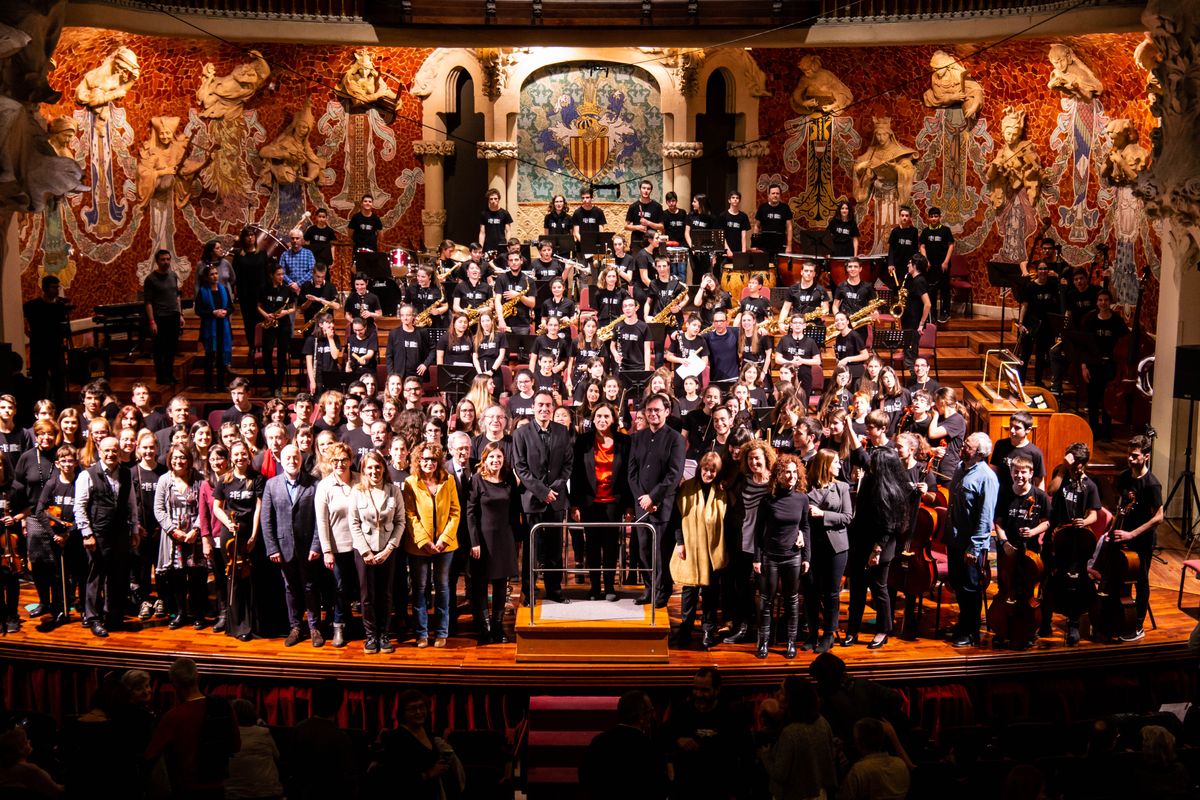 
             Representants polítics i de les escoles de música saludant a l