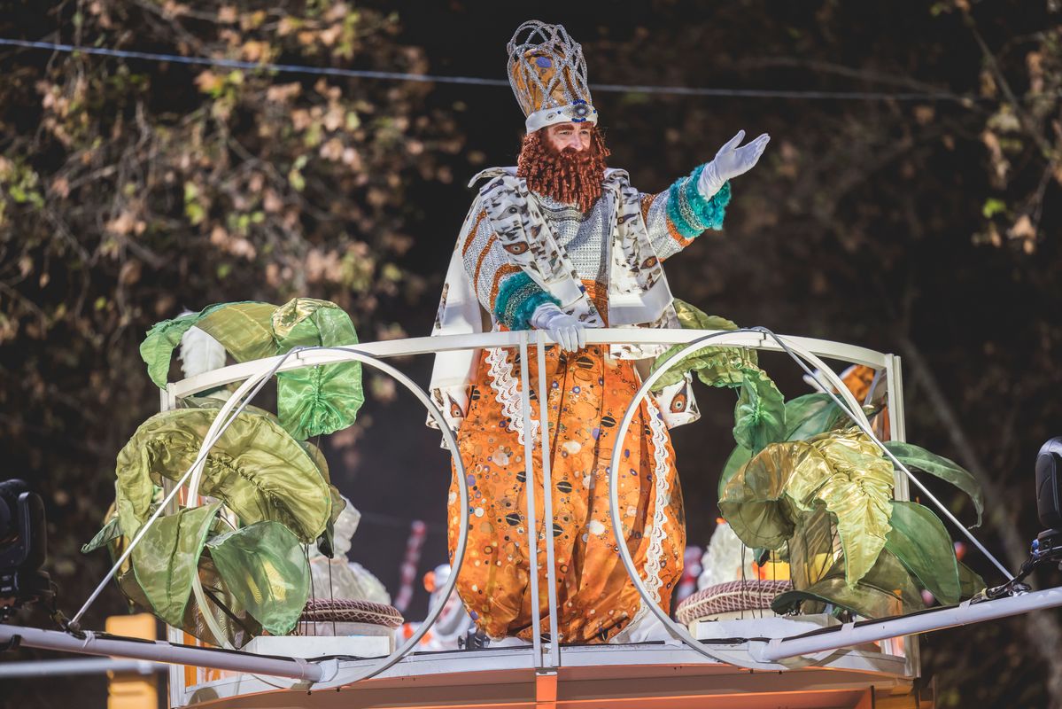 <div class='imageHoverDetail'>
             <p class='imageHoverTitle twoLineBreak'>El Rei Gaspar saluda els nens des de dalt d'una carrossa.</p>
             <p class='imageHoverAutor oneLineBreak'>Autor: Xavi Torrent</p>
             <button class='imageHoverBtn'>Mostra els detalls de la imatge <span class='sr-only'>El Rei Gaspar saluda els nens des de dalt d'una carrossa.</span></button>
             </div>