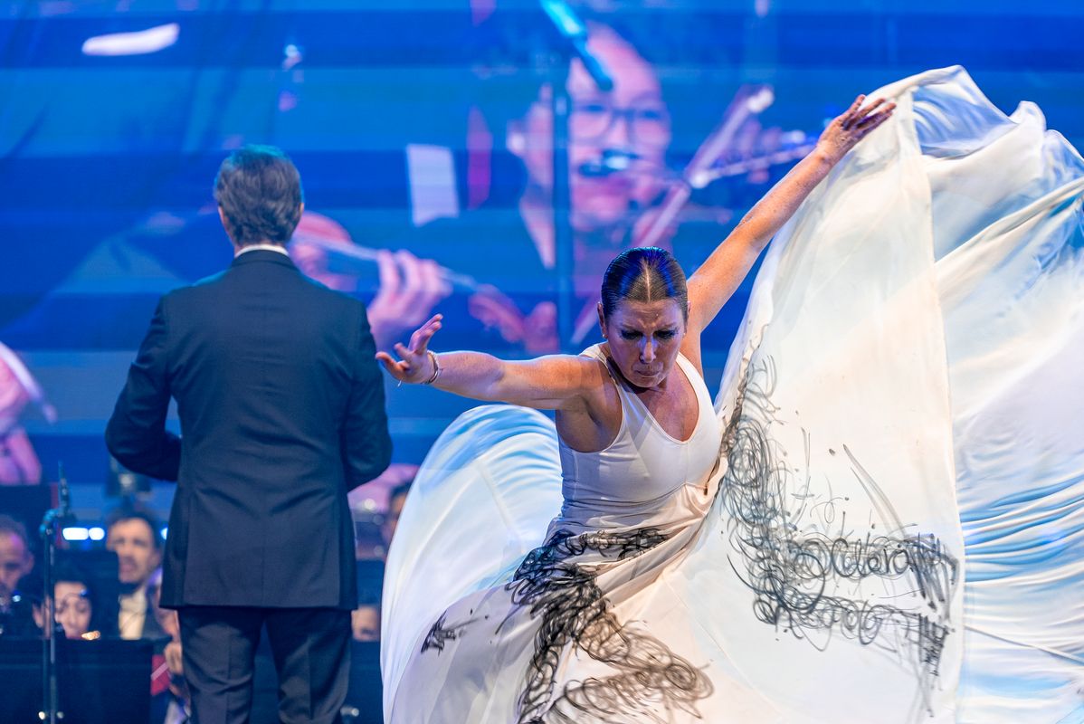 <div class='imageHoverDetail'>
             <p class='imageHoverTitle twoLineBreak'>Actuació de la bailaora Sara Baras a l'acte de cloenda de la Copa Amèrica i l...</p>
             <p class='imageHoverAutor oneLineBreak'>Autor: Júlia Arnau</p>
             <button class='imageHoverBtn'>Mostra els detalls de la imatge <span class='sr-only'>Actuació de la bailaora Sara Baras a l'acte de cloenda de la Copa Amèrica i l...</span></button>
             </div>