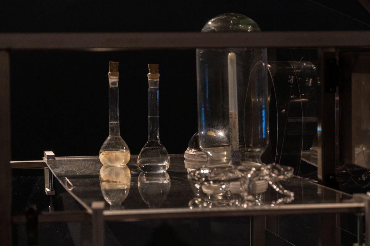 
             Diverses provetes i tubs d’assaig dins de l’exposició «Lygophilia».
             Autor: Jorge Perez Aldana
             Mostra els detalls de la imatge Diverses provetes i tubs d’assaig dins de l’exposició «Lygophilia».
             