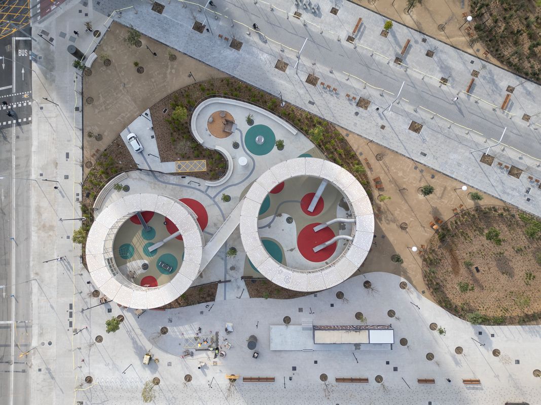 
             Vista aérea del nodo dinámico del nuevo parque de las Glòries, donde hay un á...
             Autor: Martí Petit
             Ver los detalles de la imagen Vista aérea del nodo dinámico del nuevo parque de las Glòries, donde hay un á...
             