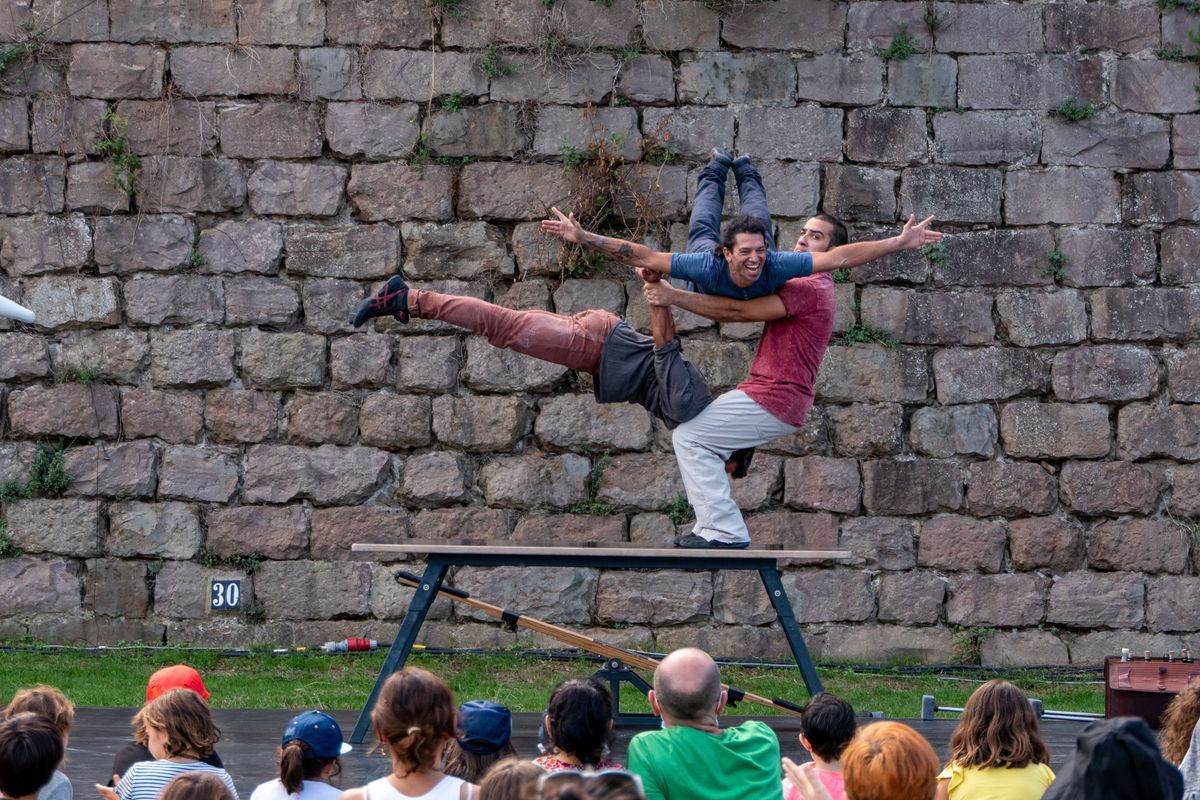<div class='imageHoverDetail'>
             <p class='imageHoverTitle twoLineBreak'>Els membres de Circ Pistolet fan un número d'acrobàcia al MAC Festival del Ca...</p>
             <p class='imageHoverAutor oneLineBreak'>Autor: Manel Sala</p>
             <button class='imageHoverBtn'>Mostra els detalls de la imatge <span class='sr-only'>Els membres de Circ Pistolet fan un número d'acrobàcia al MAC Festival del Ca...</span></button>
             </div>