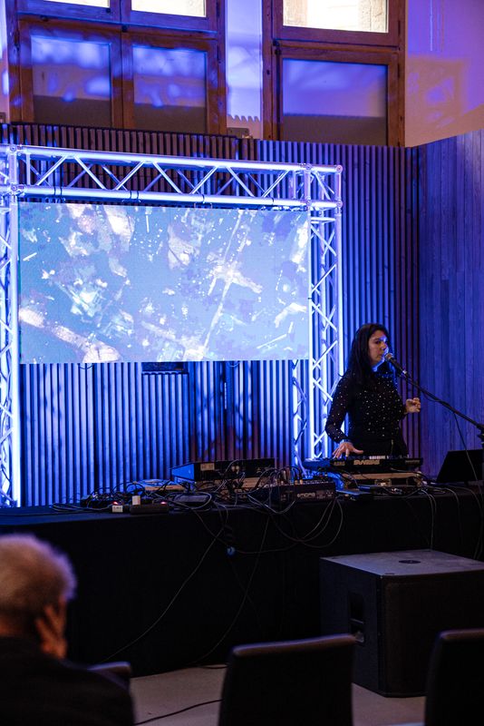 <div class='imageHoverDetail'>
             <p class='imageHoverTitle twoLineBreak'>Intervenció d’una dona al micro de l’acte Música × Arquitectura.</p>
             <p class='imageHoverAutor oneLineBreak'>Autor: Albert Mitjavila</p>
             <button class='imageHoverBtn'>Mostra els detalls de la imatge <span class='sr-only'>Intervenció d’una dona al micro de l’acte Música × Arquitectura.</span></button>
             </div>