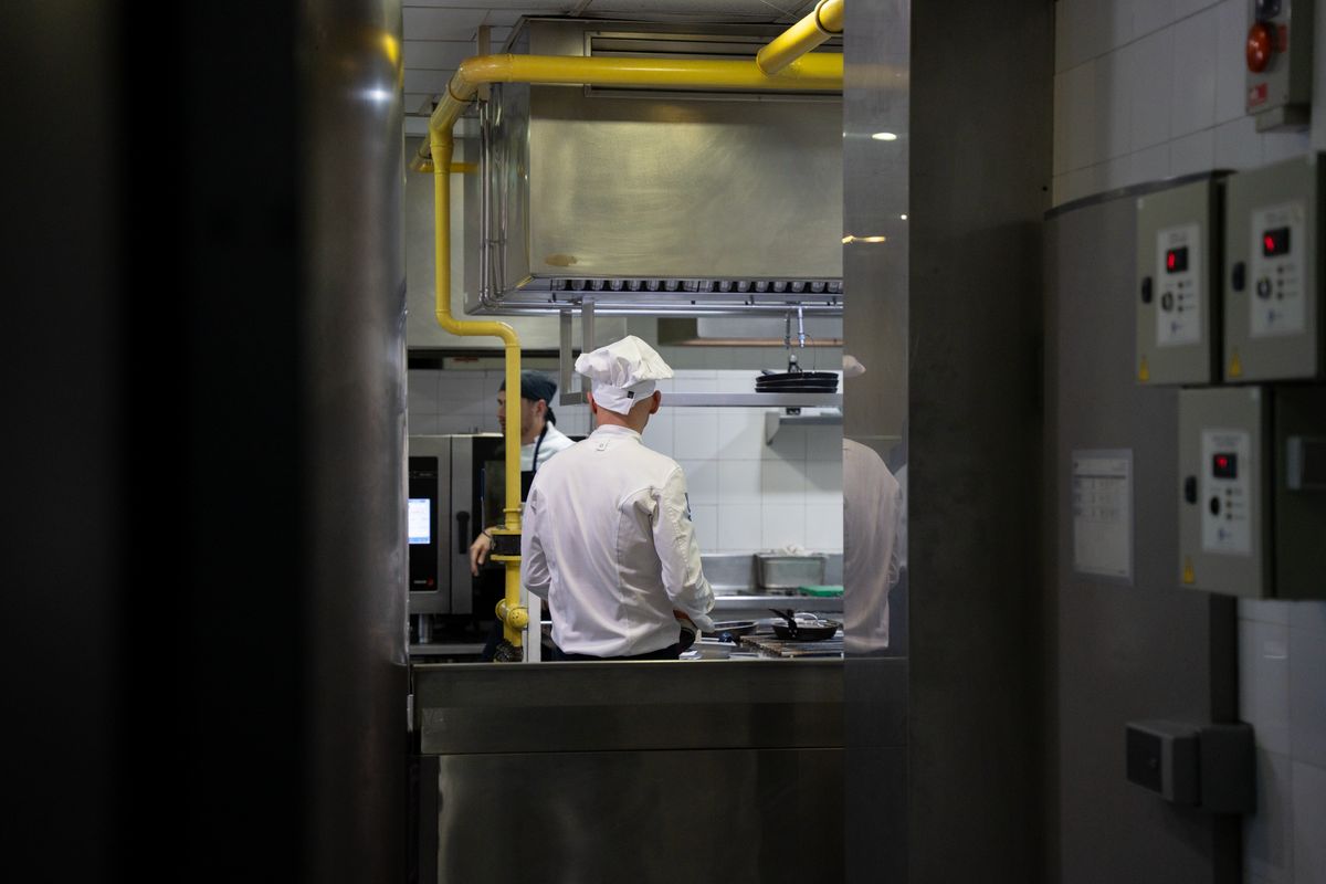 <div class='imageHoverDetail'>
             <p class='imageHoverTitle twoLineBreak'>Vista d'un cuiner a l'Institut de Gastronomia i Restauració de Barcelona</p>
             <p class='imageHoverAutor oneLineBreak'>Autor: Martí Petit</p>
             <button class='imageHoverBtn'>Mostra els detalls de la imatge <span class='sr-only'>Vista d'un cuiner a l'Institut de Gastronomia i Restauració de Barcelona</span></button>
             </div>