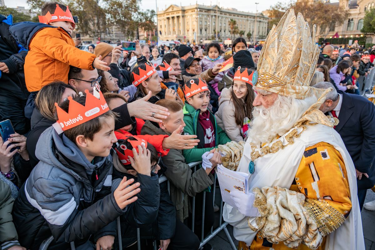 <div class='imageHoverDetail'>
             <p class='imageHoverTitle twoLineBreak'>El rei Melcior saluda els infants que han vingut a rebre els Reis d’Orient</p>
             <p class='imageHoverAutor oneLineBreak'>Autor: Pep Herrero</p>
             <button class='imageHoverBtn'>Mostra els detalls de la imatge <span class='sr-only'>El rei Melcior saluda els infants que han vingut a rebre els Reis d’Orient</span></button>
             </div>