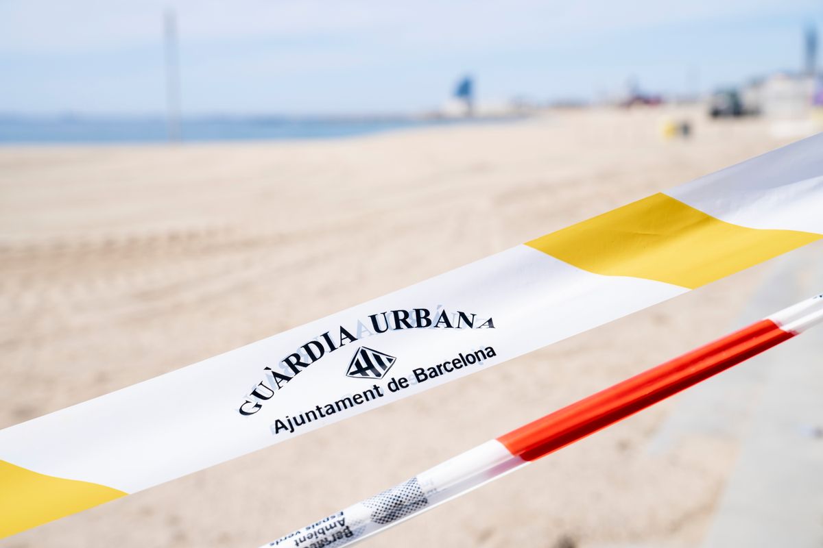 <div class='imageHoverDetail'>
             <p class='imageHoverTitle twoLineBreak'>Precinte de la Guàrdia Urbana a les platges</p>
             <p class='imageHoverAutor oneLineBreak'>Autor: Isaac Planella</p>
             <button class='imageHoverBtn'>Mostra els detalls de la imatge <span class='sr-only'>Precinte de la Guàrdia Urbana a les platges</span></button>
             </div>