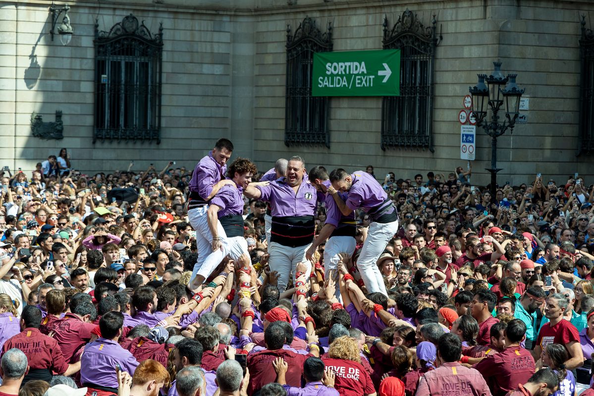 <div class='imageHoverDetail'>
             <p class='imageHoverTitle twoLineBreak'>Esquerdats de la Esquerra de l'Eixample celebrando la descarga de uno de los ...</p>
             <p class='imageHoverAutor oneLineBreak'>Autor: Edu Bayer</p>
             <button class='imageHoverBtn'>Ver los detalles de la imagen <span class='sr-only'>Esquerdats de la Esquerra de l'Eixample celebrando la descarga de uno de los ...</span></button>
             </div>